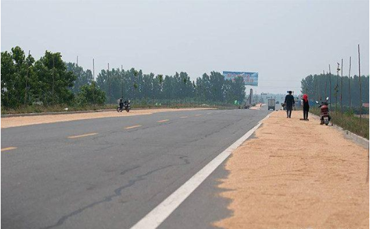 農(nóng)民在馬路上曬麥子，灑水車來了怎么辦