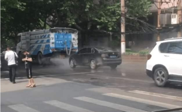 緊跟著多功能灑水車的小車